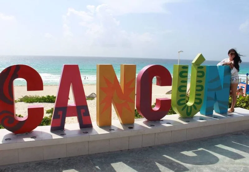 Parador Fotográfico - Letras Cancún Malecón
